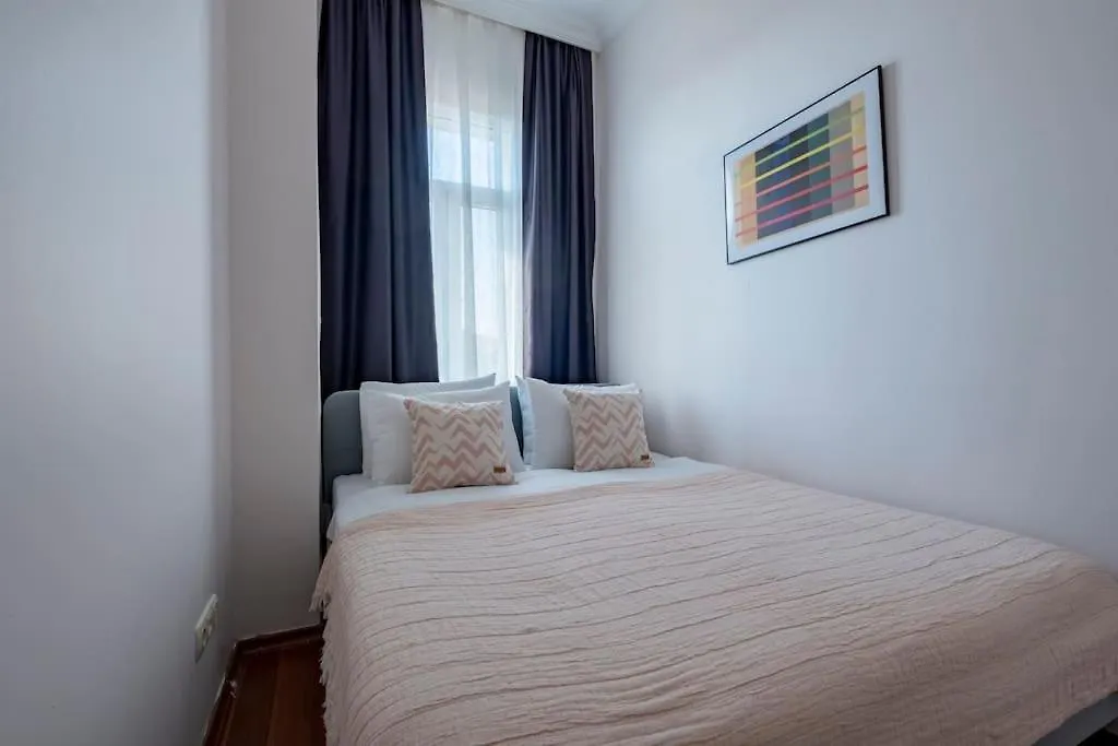 High-Ceiling Three-Bedroom Central Apartment Istanbulská provincie