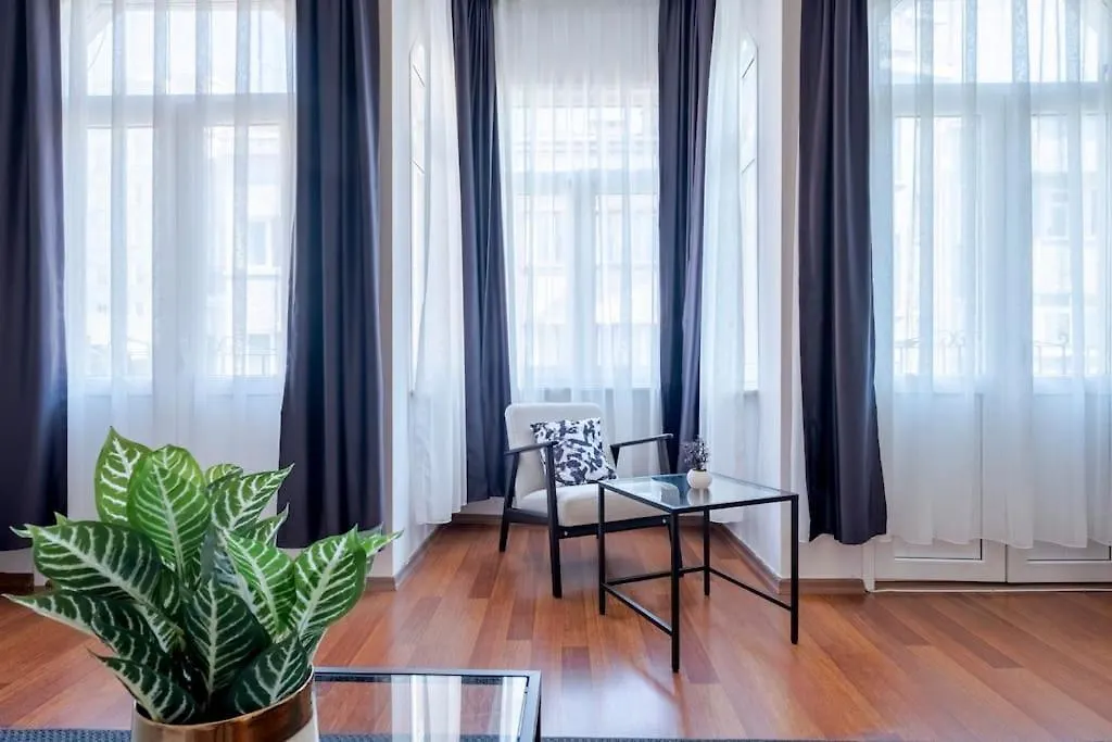 High-Ceiling Three-Bedroom Central Apartment Istanbulská provincie