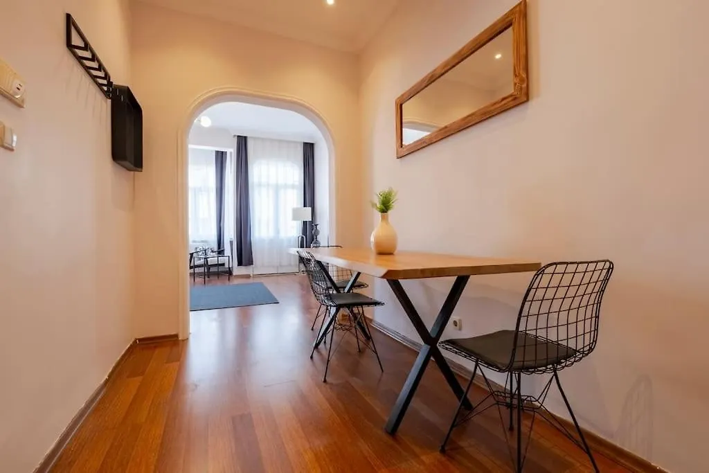 High-Ceiling Three-Bedroom Central Apartment Istanbulská provincie