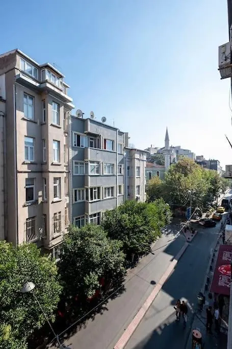 High-Ceiling Three-Bedroom Central Apartment Istanbulská provincie