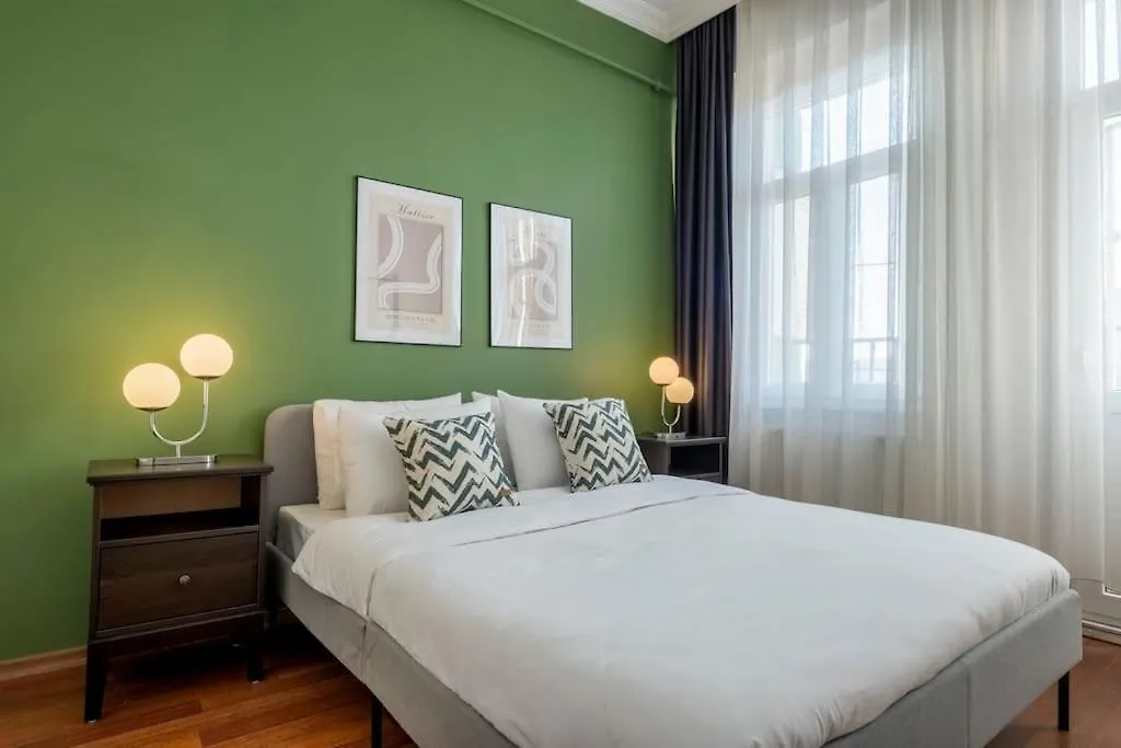 High-Ceiling Three-Bedroom Central Apartment Istanbulská provincie
