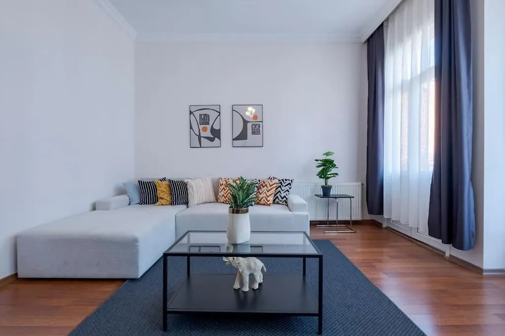 High-Ceiling Three-Bedroom Central Apartment İstanbul
