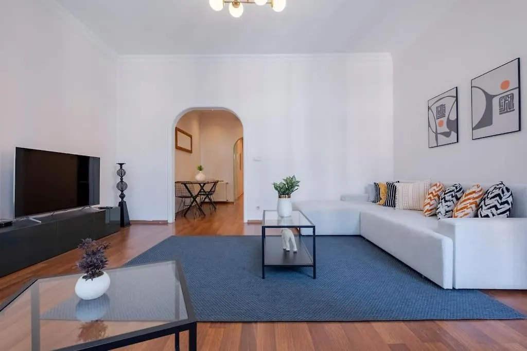 High-Ceiling Three-Bedroom Central Apartment İstanbul
