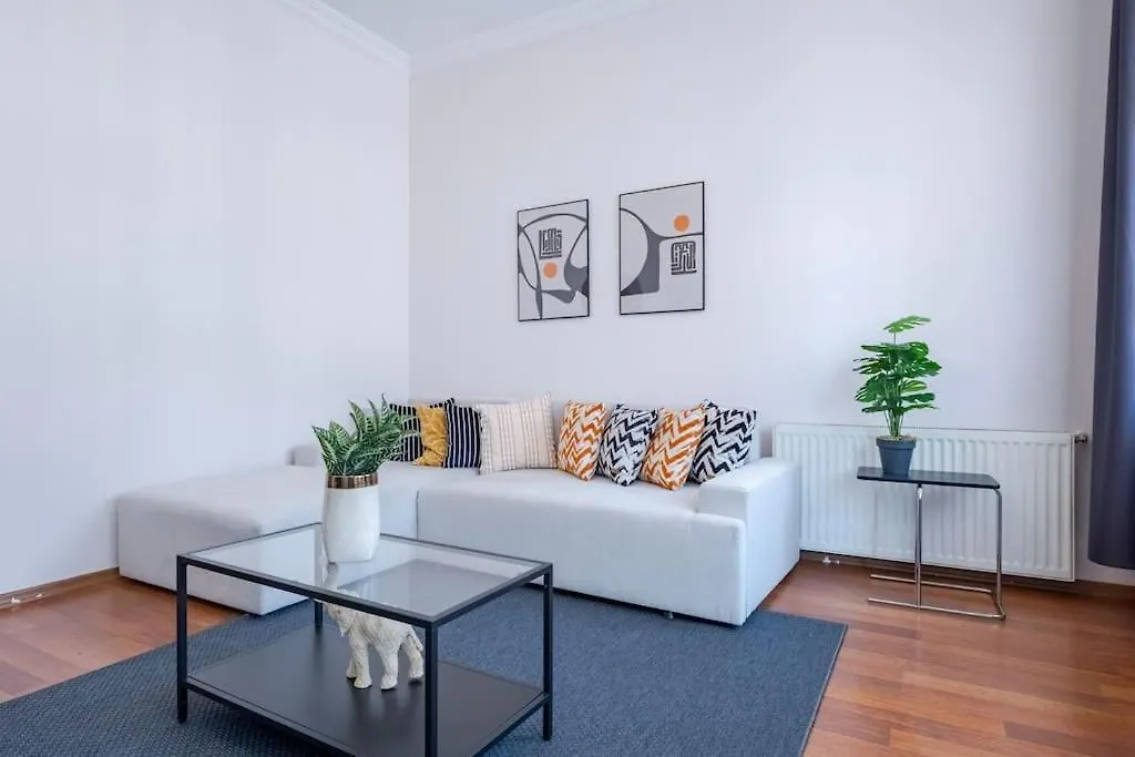 High-Ceiling Three-Bedroom Central Apartment İstanbul 0*,
