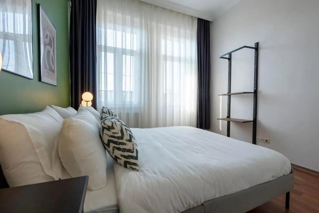 High-Ceiling Three-Bedroom Central Apartment İstanbul Türkiye