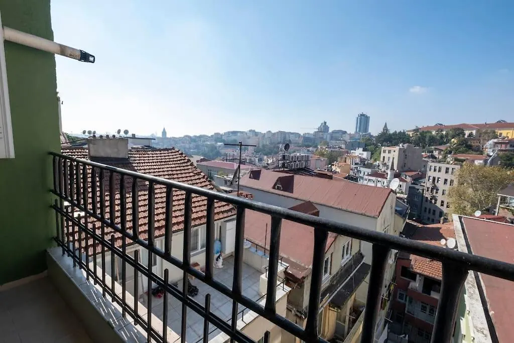High-Ceiling Three-Bedroom Central Apartment İstanbul