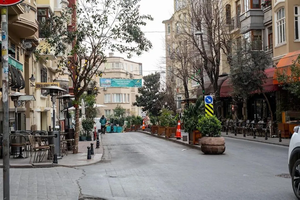 High-Ceiling Three-Bedroom Central Apartment İstanbul