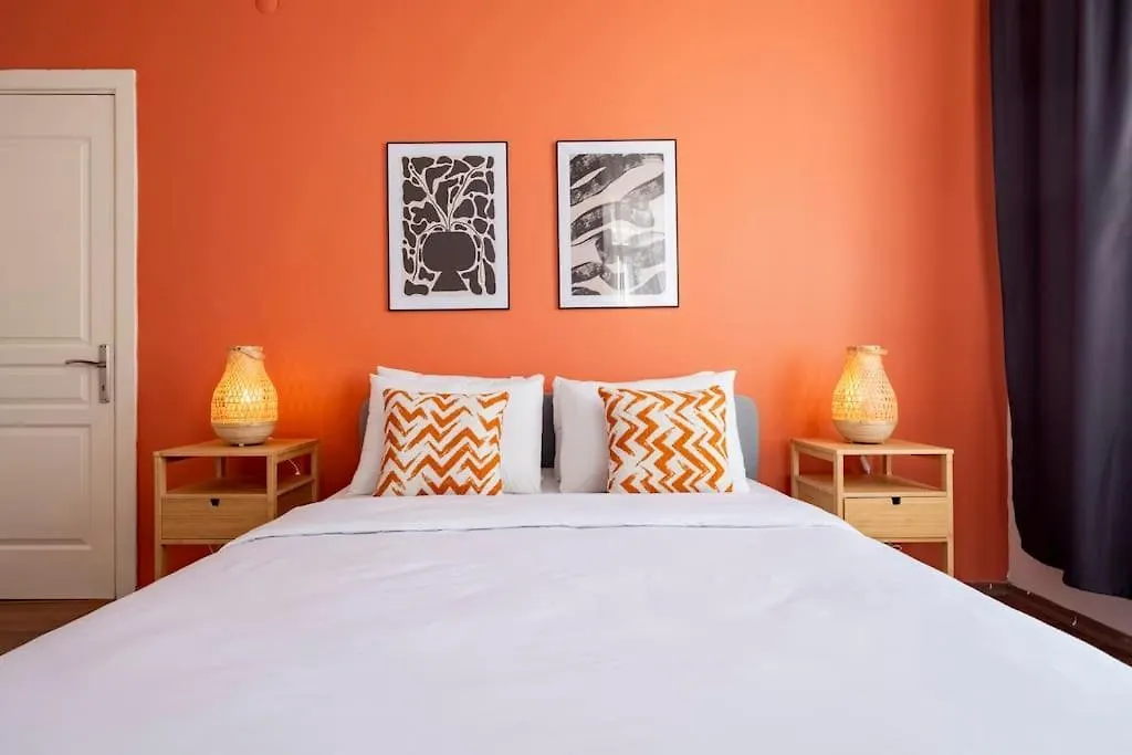 High-Ceiling Three-Bedroom Central Apartment İstanbul