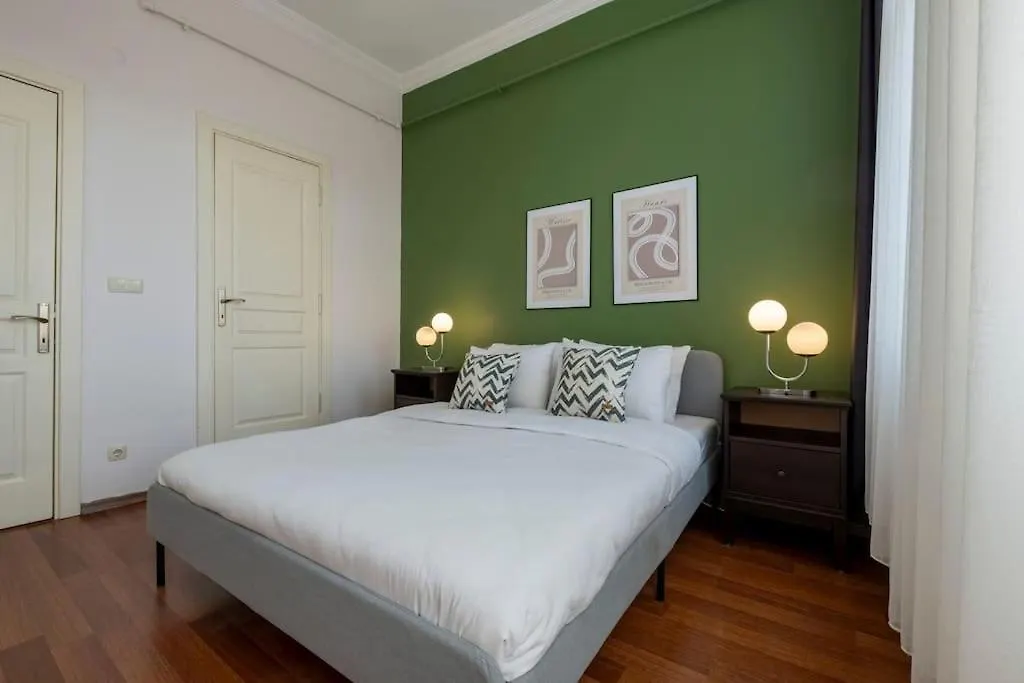 High-Ceiling Three-Bedroom Central Apartment İstanbul